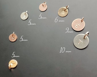 Plättchen Anhänger für Kette, Gehämmerte Buchstaben, Initialen Schmuck Geschenke