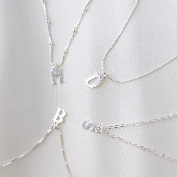 Personalisierte Halskette mit Mini Buchstabenanhänger, Zierliche Initial Buchstabe Anhänger mit Silberkette
