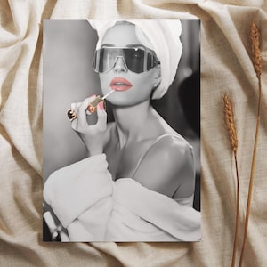 Die wahren Hausfrauen von Eververen Hills - Erika Jayne, Audrey Hepburn inspiriert - Bravo Wall Print