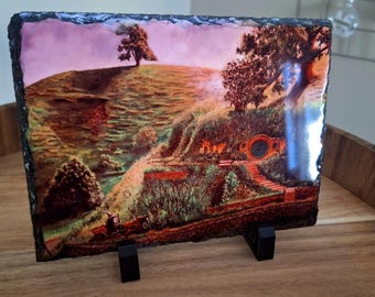 La Comarca / Arte fantástico sobre pizarra de granito brillante / 20 x 15 cm / Lámina artística pintada a mano con acrílico / Regalo único para la decoración del hogar