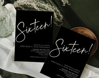 Op de afbeelding: Twee zwart-witte uitnodigingskaarten met de tekst "Sixteen!" in wit schrift. De tekst "Wordt u uitgenodigd om Greysons 16e verjaardag te vieren" is in wit op de kaarten gedrukt. De kaarten bevatten ook de datum, tijd, locatie en RSVP-informatie.