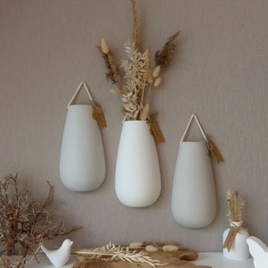 Wanddeko Vase Wandvase Wandgefäß hellgrau weiss beige hängende Wandbehang Trockenblumen Gräser Wandbild Bild Deko Kreative Idee für die Wand