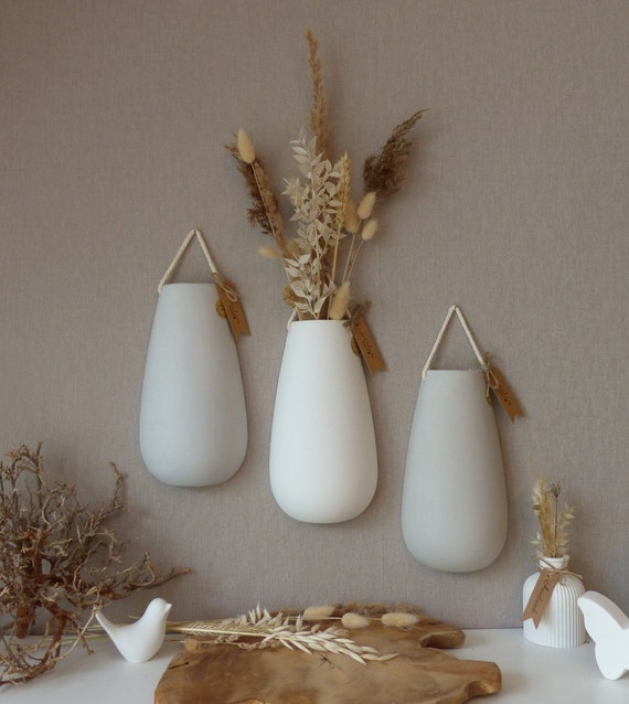 Wanddeko Vase Wandvase Wandgefäß hellgrau weiss beige hängende Wandbehang Trockenblumen Gräser Wandbild Bild Deko Kreative Idee für die Wand