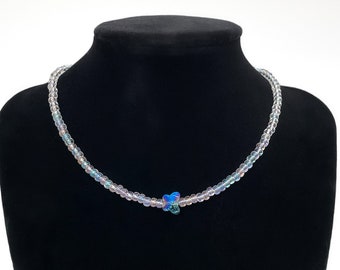 Gargantilha de borboleta iridescente: colar de contas de cristal