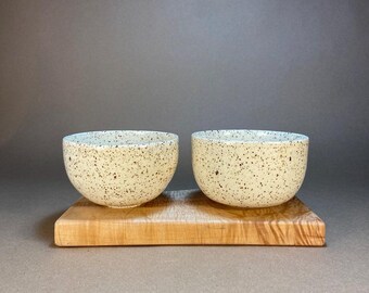 Par de cuencos pequeños moteados de paredes finas