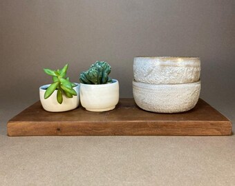 Juego de dos cuencos blancos y arena con textura irregular