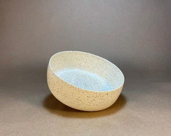 Plato para servir minimalista moteado mediano-grande