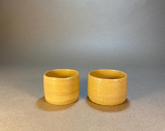 Par de vasos/cuencos pequeños de cerámica marrón claro hechos a mano