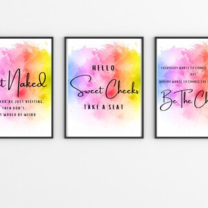 Puede incluir: Tres impresiones de acuarela con fondos coloridos y texto negro. La primera impresi&oacute;n dice "Get Naked" con el texto "Unless you're just visiting, then don't. That would be weird." La segunda impresi&oacute;n dice "Hello Sweet Cheeks Take a Seat." La tercera impresi&oacute;n dice "Everybody wants to change the world, but nobody wants to change the toilet roll. Be the Change."