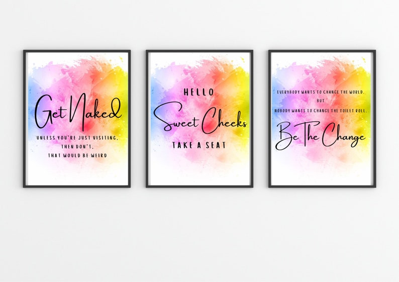 Puede incluir: Tres impresiones de acuarela con fondos coloridos y texto negro. La primera impresi&oacute;n dice "Get Naked" con el texto "Unless you're just visiting, then don't. That would be weird." La segunda impresi&oacute;n dice "Hello Sweet Cheeks Take a Seat." La tercera impresi&oacute;n dice "Everybody wants to change the world, but nobody wants to change the toilet roll. Be the Change."
