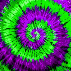 Può includere: Un motivo tie-dye a spirale in tonalità di verde e viola. I colori sono vivaci e creano un effetto psichedelico.