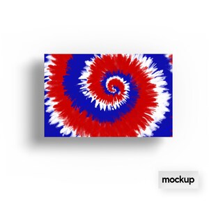 Pu&ograve; includere: Motivo tie-dye rosso, bianco e blu con un design a spirale.