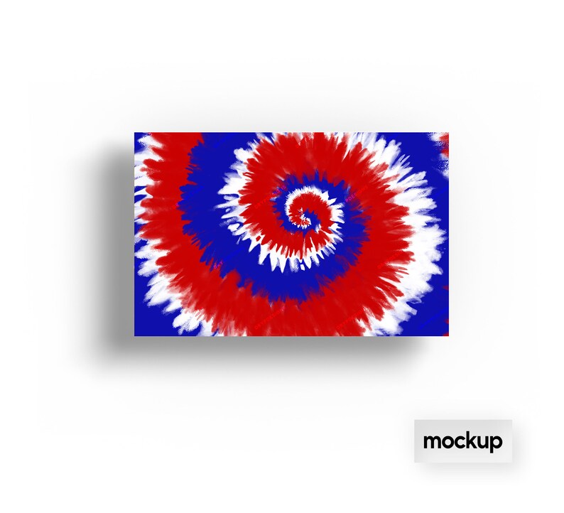 Pu&ograve; includere: Motivo tie-dye rosso, bianco e blu con un design a spirale.
