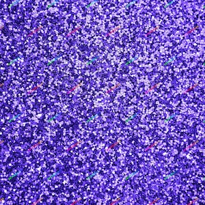 Könnte beinhalten: Nahaufnahme eines glitzernden Hintergrunds in Lila. Der Glitter besteht aus kleinen, runden, schillernden Pailletten.