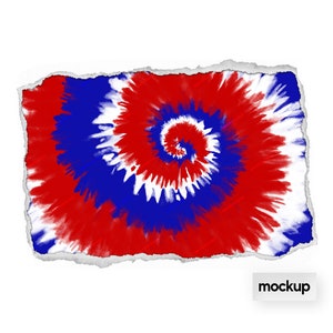 Pu&ograve; includere: Un motivo tie-dye rosso, bianco e blu con un design a spirale. Il motivo &egrave; strappato ai bordi, conferendogli un aspetto usurato. La parola "mockup" &egrave; scritta in bianco su un rettangolo nero nell'angolo in basso a destra dell'immagine.