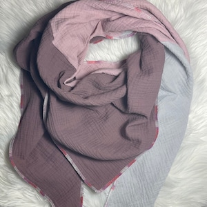 Single-layer muslin cloth, triangular double gauze cloth in three colors. Old pink, mauve and light grey