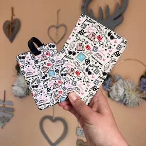 Reisset - Paspoorthoezen - Kofferlabels - Bladwijzer - Gepersonaliseerd - Geïnspireerd op Swif-tie - Tijdperken - Trending - Labels voor de feestdagen - Vakantievibes