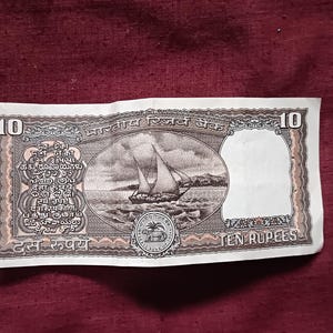 83j095 Numer seryjny banknotu indyjskiego 10 rupii używany stan. Oryginalny indyjski banknot walutowy