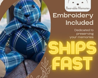 Pode incluir: Um urso de peluche azul e branco xadrez com detalhes bordados. O urso está sentado em uma superfície de madeira. O texto "Bear-able Memories" está no canto superior direito da imagem. O texto "Embroidery Included" está abaixo do logotipo. O texto "Dedicated to preserving your memories" está abaixo da primeira linha de texto. O texto "SHIPS FAST" está em letras grandes amarelas no canto inferior direito da imagem. O texto "Transforming Clothing Into Keepsakes" está abaixo das letras grandes amarelas.