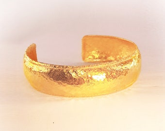 Aangepaste massief 24k 9999 goud 70g breed 15mm gehamerd oude Rome armband duurzame manchet convexe holle binnenkant vrouwen mannen kunnen 22k zijn