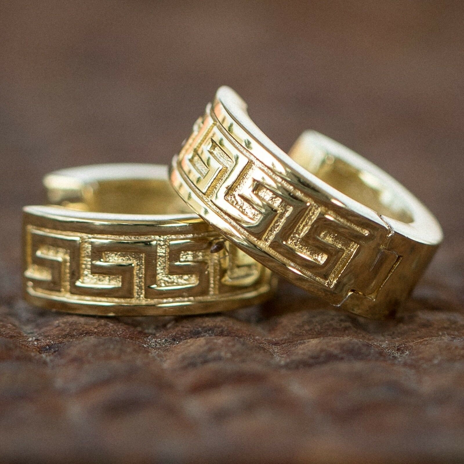 Orecchini Uomo Cerchio Con Motivo Chiave Greca - Acciaio Inox E Smalto Nero, 10mm - Foto 10