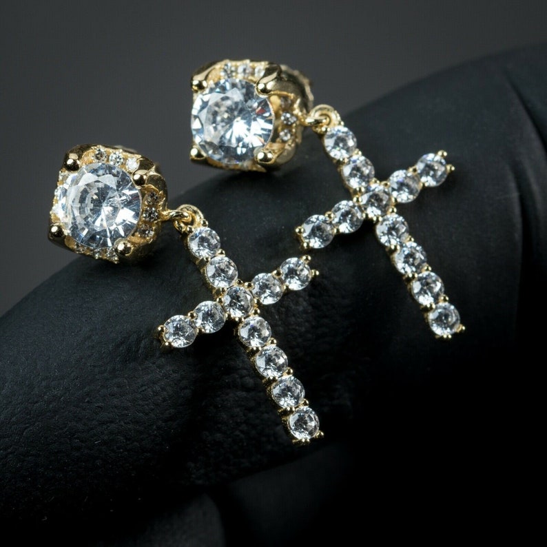 Boucles D'oreilles Homme - Croix En Cz Plaqué Or - Modèle "Huggie" Avec Pendentif - Neuf Sous Blister