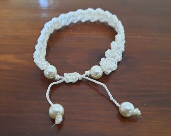 Crocheted zig zag bracelet with 4 pearl beads