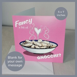 ¿Te apetecen unos ñoquis? Tarjeta de felicitación con un juego de palabras con pasta atrevido, en blanco por dentro para que escribas tu propio mensaje, perfecta para San Valentín, aniversarios y citas nocturnas