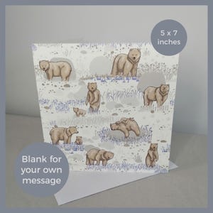 Carte de voeux ours bruns et oursons mignons dans un pré, vierge à l'intérieur pour votre propre message, carte parfaite pour les enfants et les adultes qui aiment les animaux