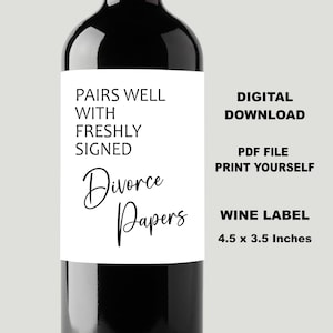 Op de afbeelding: Een wijnfles met een wit etiket met de tekst "PAIRS WELL WITH FRESHLY SIGNED Divorce Papers". Het etiket vermeldt ook "DIGITAL DOWNLOAD", "PDF FILE PRINT YOURSELF" en "WINE LABEL 11,4 x 8,9 cm."