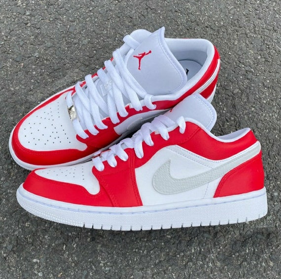Aangepaste sneakers air jordan 1 laag rood en aangepast grijs - Etsy België