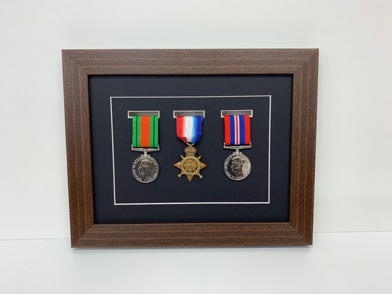 Cadre daffichage de médaille de guerre pour WW1 WW2 médaille militaire de  la guerre mondiale, choix de 6 cadres avec monture noire pour 3 médailles  dans un cadre. -  France