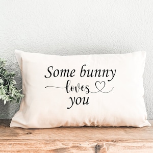 Almohada divertida de Pascua, regalo de Pascua, regalo divertido, almohada divertida de primavera, funda de almohada de primavera, almohada de conejito, regalo de almohada con el mensaje "Some Bunny Love You"