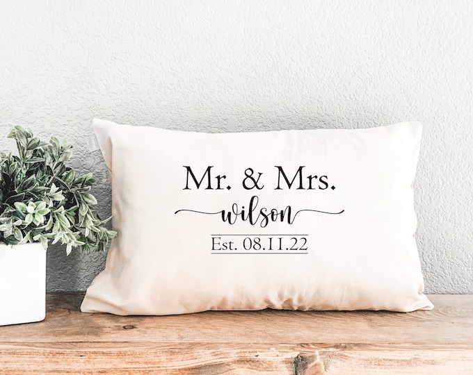 Mr Mrs Pillow, Wedding Favor, Wedding Gift, Personalized Pillow, Custom Couple Pillow, Gift for Couple, Wedding Decor, Personalized Gift