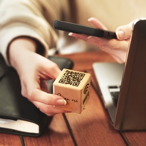 Qr Code WLAN Socail Media Holzschild Würfel, Benutzerdefiniertes Geschäftslogo, Bürotischdekor, Empfangsschild, Cafétischschild, Zahlungsschilddekor