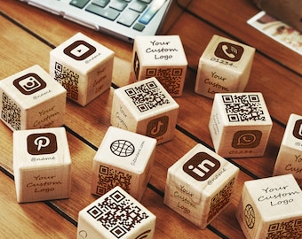 Cubi di codice QR con logo personalizzato in legno, cartello multi codice Qr, cartello di pagamento, logo aziendale, cartello per social media, cartello di reception, cartello Wi-Fi Airbnb