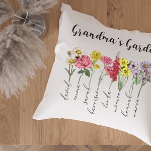 Oma Muttertagsgeschenk Personalisiertes Kissen, Oma Garten Geburtsmonat Blumen Benutzerdefiniertes Lendenkissen, Enkel Namenskissen, Nana Geburtstag Bild 3