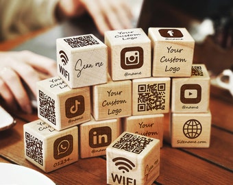 Cubes en bois pour panneau de table réseaux sociaux, panneau de code QR, panneau Wifi Airbnb, panneau Scan to Pay, logo d'entreprise personnalisé, panneau de salon personnalisé