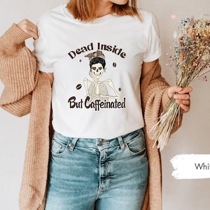 Chemise morte à l&#39;intérieur mais contenant de la caféine, chemise morte à l&#39;intérieur, chemise amateur de café, chemise café squelette, chemise café Halloween, t-shirt Halloween drôle