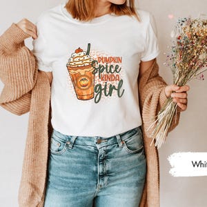 パンプキン スパイス キンダ ガール シャツ、パンプキン シャツ、秋のグラフィック T シャツ、女性用秋のシャツ、若い女の子へのギフト、季節のシャツ、ソフト T シャツ