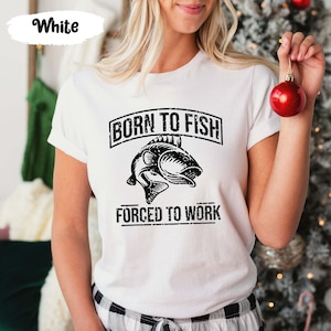 Peut inclure: T-shirt blanc avec un motif noir qui dit "Born to Fish Forced to Work" et une illustration noir et blanc d'un poisson.
