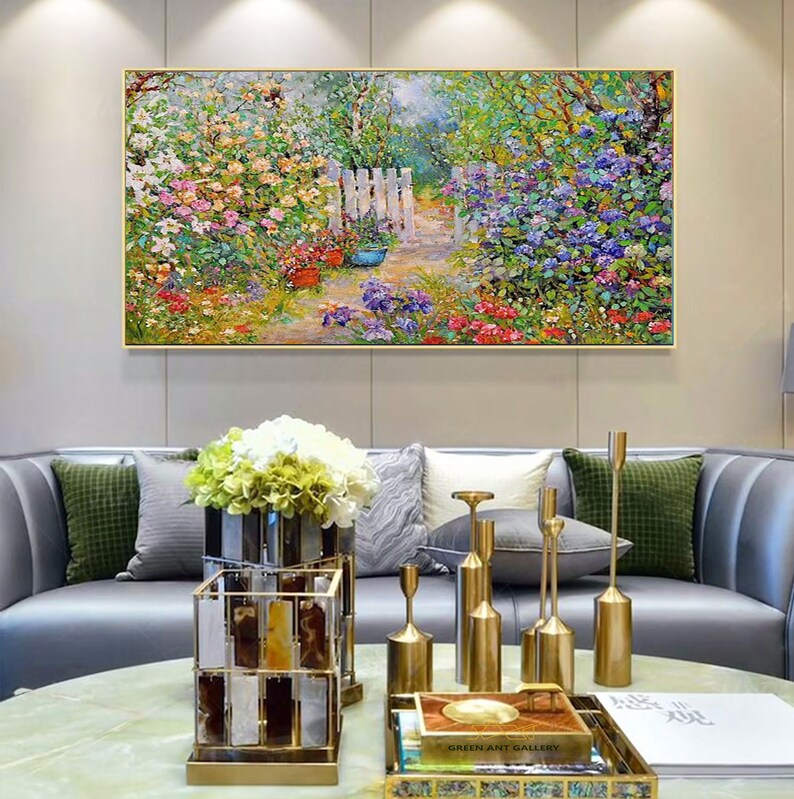Pode incluir: Uma pintura de um jardim com uma cerca branca de madeira e um caminho que a atravessa. O jardim est&aacute; cheio de flores coloridas, incluindo rosas, violetas e amarelas. Tamb&eacute;m h&aacute; alguns p&aacute;ssaros na pintura.