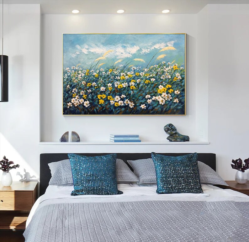 K&ouml;nnte beinhalten: Ein Gem&auml;lde, das ein Feld mit wei&szlig;en und gelben Blumen vor einem blauen Himmel mit wei&szlig;en Wolken zeigt.