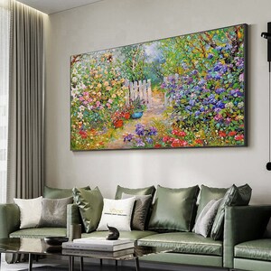 Pode incluir: Uma pintura colorida de um jardim com uma cerca branca de madeira e um caminho que leva atrav&eacute;s das flores. As flores s&atilde;o em tons de rosa, roxo, azul e amarelo. A pintura &eacute; emoldurada em preto.