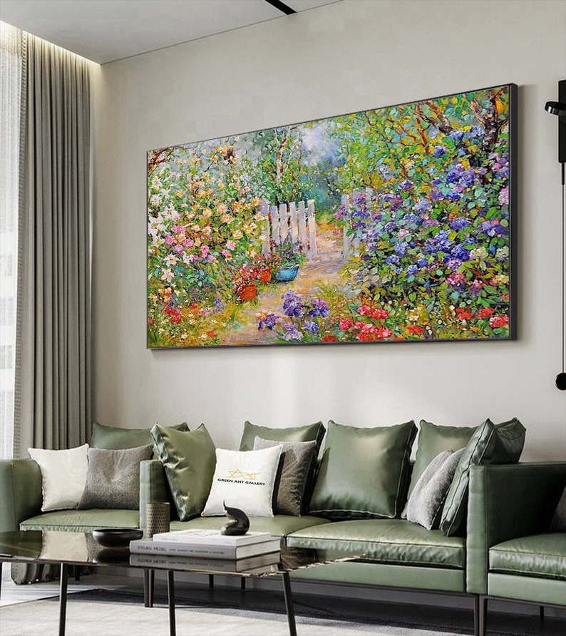 Pode incluir: Uma pintura colorida de um jardim com uma cerca branca de madeira e um caminho que leva atrav&eacute;s das flores. As flores s&atilde;o em tons de rosa, roxo, azul e amarelo. A pintura &eacute; emoldurada em preto.