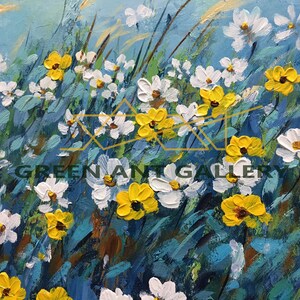 K&ouml;nnte beinhalten: Ein Gem&auml;lde, das ein Feld mit wei&szlig;en und gelben Blumen zeigt. Die Blumen sind in einem lockeren, impressionistischen Stil gemalt, mit sichtbaren Pinselstrichen. Der Hintergrund ist ein sanftes Blau.