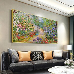 Pode incluir: Uma pintura a &oacute;leo colorida que retrata uma cena de jardim com uma cerca branca de madeira e um caminho que leva atrav&eacute;s de uma variedade de flores. A pintura &eacute; emoldurada em ouro e pendurada em uma parede.