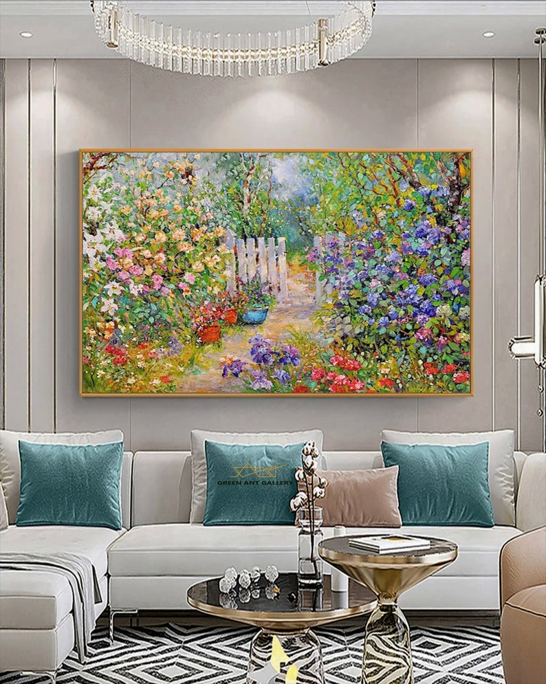 Pode incluir: Uma pintura que representa uma cena de jardim com uma cerca branca de madeira e um caminho que leva atrav&eacute;s das flores. As flores s&atilde;o em tons de rosa, roxo e azul. A pintura &eacute; emoldurada em ouro.