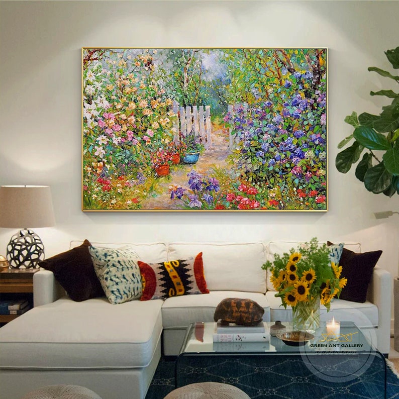 Pode incluir: Uma pintura de um jardim colorido com uma cerca branca de madeira e um caminho que atravessa. O jardim est&aacute; cheio de flores em tons de rosa, roxo, azul e amarelo. A pintura &eacute; emoldurada em ouro.