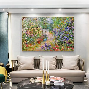 Pode incluir: Uma pintura de um jardim com uma cerca branca de madeira e um caminho que leva atrav&eacute;s das flores. As flores s&atilde;o em tons de rosa, roxo, azul e amarelo. A pintura &eacute; emoldurada em ouro.